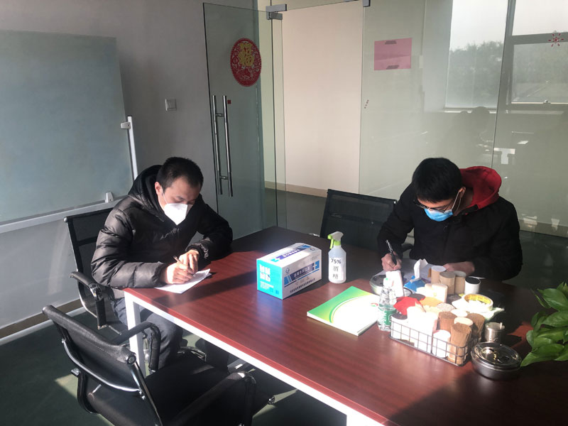 發放口罩，填寫登記表